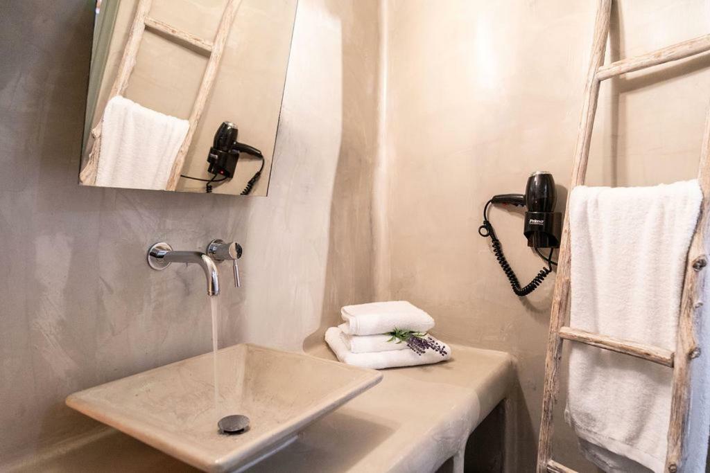 Astrea Suites Feggaropetra Cave House Fira  Eksteriør billede